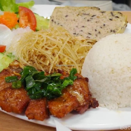Cơm sườn bì chả