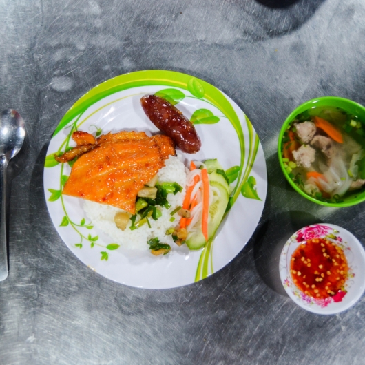 Cơm Sườn lạp xưởng